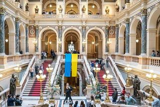 Na Národním muzeu zavlála opět ukrajinská vlajka. Kvůli Putinovi i Babišovi