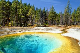 Turisté zničili slavné geotermální jezero. Kvůli naházeným mincím změnilo barvu - Novinky