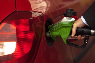 Babišova drahota? Ceny nafty se mohou vyšplhat na šílených 75 korun, benzin na tom není o moc lépe