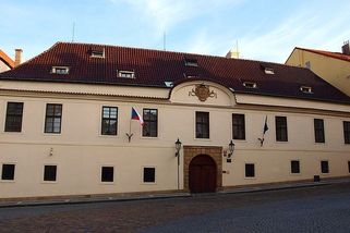 Gangsteři z Hradčan: Divoké večírky, drzá loupež a feťák, který je prodal gestapu - Médium.cz