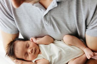 ŽENA-IN - Loni jsme na dovolené počali dceru. Kvůli pohledu ze Španělska mám teď ale podezření, že není moje, svěřuje se Matyáš