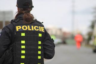 Majitel černé stavby nedaleko Znojma brání demolici. Policie uzavřela silnici