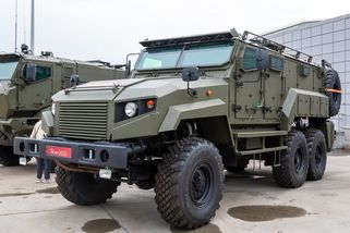 Pět jednou ranou. Okupanti v obrněném vozid...