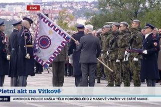 Prezident Pavel trefil při ceremoniálu vojáka praporem do hlavy. Příště s helmou, reagovala na omluvu armáda - Novinky