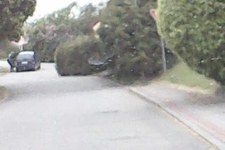 Zloději ukradli v domě v Táboře šperky za miliony. Ujíždějí přetíženým tmavým autem - Novinky