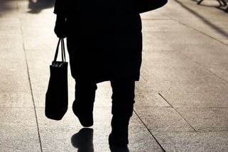 Policista v Praze zachránil ženě statisíce korun. Ta ho přitom několikrát přetáhla kabelkou