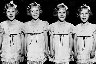 Dětství plné násilí. Svět je obdivoval, rodiče nenáviděli. Jak to bylo se čtyřčaty, která týral vlastní otec