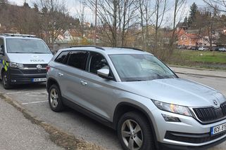 Zfetovaný muž napadl v Českém Krumlově několik lidí a skákal po autech - Novinky