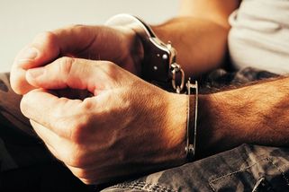 Bála se o svůj život. Muž z Děčínská terorizoval bývalou přítelkyni, do bytu vlezl oknem - Novinky