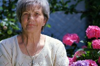 Senioři by měli z vyšších postů odstoupit. Mladí lidé pak nemohou uplatnit své dovednosti - Médium.cz