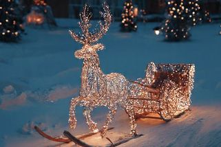 Seniorům ukradli svítícího soba. Lidé se složili na nové vánoční osvětlení - Médium.cz