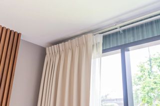 Obyčejné garnýže kazí interiér. Snadno je nahradíte řešením, které je mnohem hezčí a praktičtější - EnergoZrouti.cz