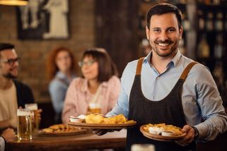 Číšník nás posadil k nejhoršímu stolu. Když manžel mezi řečí prohodil, že zná manažera, přesunul nás - Médium.cz