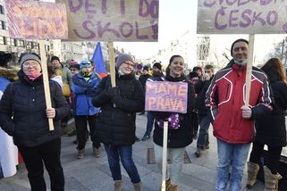 Bez roušek a rozestupů. V Praze se demonstruje proti vládním opatřením - Seznam Zprávy