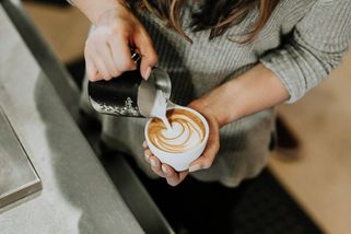 Káva zlevňuje, šálky ne. Ceny v kavárnách zůstávají vysoké - Seznam Zprávy