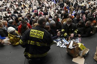 „Dělali nepořádek a vyhodili jídlo.“ Dezinformátoři šíří nenávist k Ukrajincům - Novinky