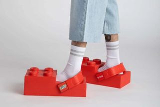 Crocs a LEGO spojily síly: přichází bota, která vypadá jako obří kostka