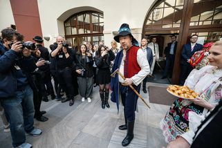 Obrazem: Poslanci přišli do Sněmovny v krojích. Okamura oblékl plášť, Klempíř vestu