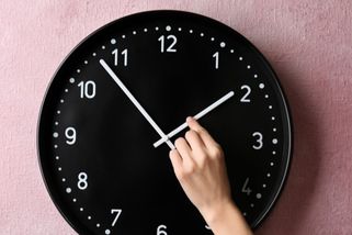 Změna času je znovu tady! Vyspíme se tentokrát déle, nebo bude náš spánek o hodinu kratší?