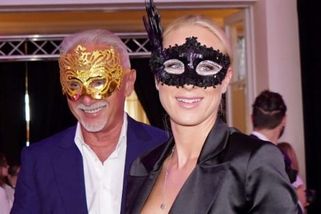 Dcera Blaženy ze Slunce seno vzala na luxusní večírek miliardáře se zlatou maskou