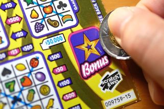 Kanadský fanoušek Pastrňáka potřetí vyhrál miliony. Poslední los vybral podle čísla jeho dresu - Novinky