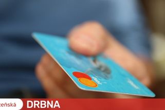 Muž měl plnou kapsu platebních karet. Nebyly jeho, přesto s nimi platil za nákup