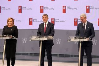 Co s drahým benzínem? Tisková konference po jednání vlády - Novinky