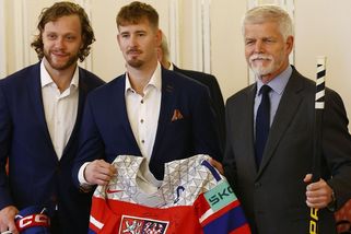 Po Kramářově vile vzali zlatí hoši útokem i Hrad: Dojatý Petr Pavel se odkopal, tleskali mu hokejisté a teď i veřejnost - Super.cz