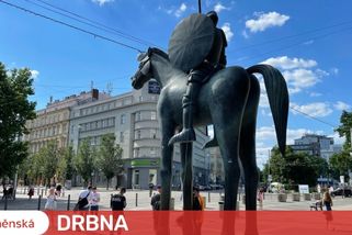 Brňané zaútočili na sochu Jošta. Strhli mu ukrajinskou vlajku