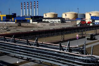 Ukrajina zřejmě třetí noc v řadě zasáhla ruské ropné terminály na Baltu