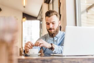 Dal jsem si kávu a pak mě začali vyhazovat, že v kavárně nemám co dělat - Médium.cz