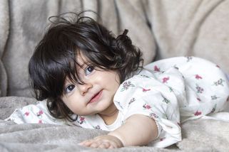 Holčička se narodila s neuvěřitelně hustými vlasy: Lidé nemohou uvěřit, že to není paruka - Super.cz