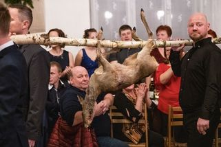 Obrazem: Ani s šípkovou, ani se zelím! Takhle to vypadá na bále s myslivci - Seznam Zprávy