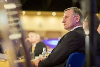 Zázračný jev. Čunek se vydal strojem času do devad...