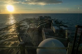 Americká výsadková loď USS Tripoli s 3500 mariňáky dorazila na Blízký východ - Echo24.cz