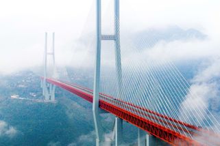 VIDEO: Nejvyšší most na světě je gigantickým triumfem, nad kterým žasne každý stavař