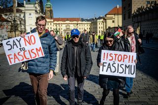 Kolem Masaryka, Beneše i americké ambasády. Prahou prošla antifašistická demonstrace