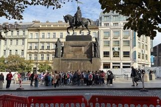 prahain.cz/zivot-ve-meste/den-na-vaclavskem-namesti-je-zazitek-v-noci-se-boji-i-otrli-podnikatele-25038.html