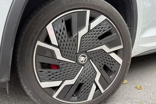 Chtěl na Bazoši prodat pneumatiky za 1 000 Kč, do hodiny přišel o peníze