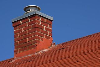 Muž bránil svůj dům před demolicí. Přes deset hodin strávil na střeše