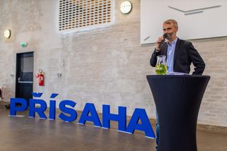 Šlachta nařkl banku z korupce, protože u ní má účet ODS. Zapomněl ale, že i jeho Přísaha. Ústav zvažuje právní kroky