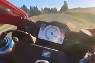 Policisté pátrají po řidiči motocyklu, který na Českokrumlovsku natočil svou hazardní jízdu