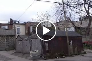 Sousedé se manželům smáli, když starou garáž kupovali. Po pár měsících jim ale spadla čelist, je z ní domov snů (VIDEO)