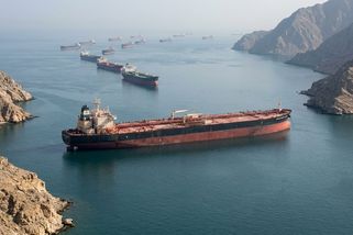 Hormuzský průliv stojí: Asie je bez plastů, piva a naděje