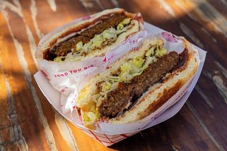 Babišova vláda v Bruselu prosazuje zákaz sójových párků a celerových řízků - Médium.cz