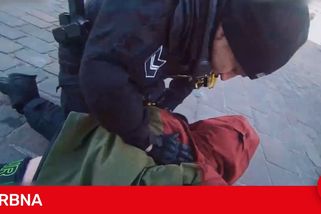 Bodnu tě do krku, vyhrožoval muž strážníkům a pak na ně plivl. Ti tvrdě zakročili