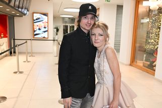 Shopaholicadel poprvé vyvedla novou lásku. Zimě navzdory dorazila v letních šatech a sandálkách – eXtra.cz