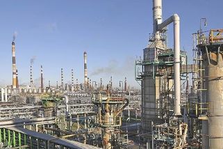 Ukrajinci zaútočili na jednu z největších ropných rafinérií v Rusku - Novinky