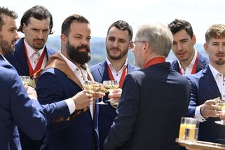 Premiér Petr Fiala měl slzy na krajíčku: V Kramářově vile si pro zlaté hokejisty přichystal překvapení - Super.cz