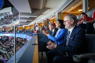 Premiér na hokeji vyvolal na sociální síti negativní reakce